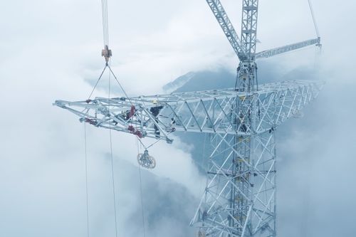 國家電網川渝特高壓工程的懸崖施工與云中立塔