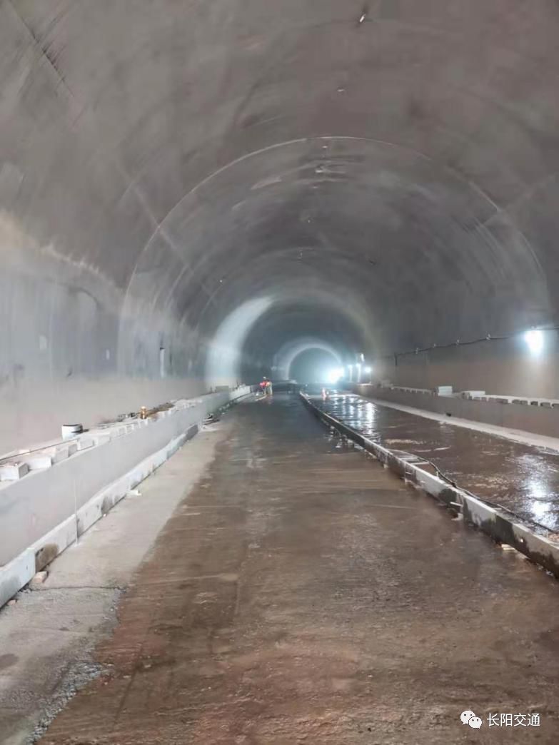 宜昌至長(zhǎng)陽快速通道雞公巖隧道雙洞貫通，區(qū)域交通迎來新篇章